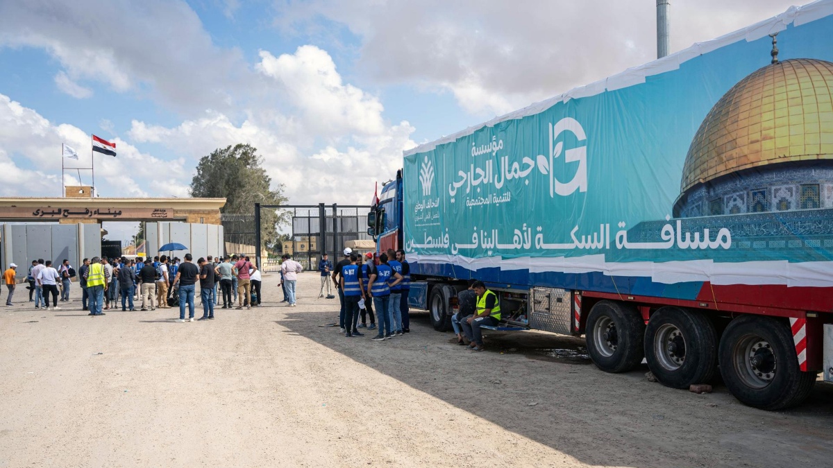 Un camión de un convoy de ayuda humanitaria para la Franja de Gaza, estacionado frente a la puerta fronteriza de Rafah.