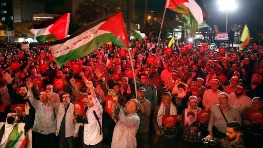 Iraníes ondean banderas palestinas durante una celebración del ataque de Hamás contra Israel en Teherán