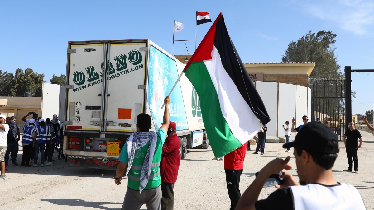 Un camión con ayuda humanitaria cruza el paso de Rafah