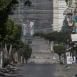 Una calle vacía tras un ataque aéreo israelí en la ciudad de Gaza