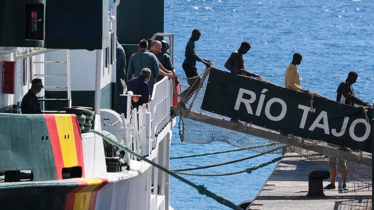 Un grupo de 90 migrantes de origen subsahariano desembarcan este sábado en el puerto de Los Cristianos en el sur de Tenerife