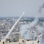 Milicianos palestinos lanzan cohetes desde la Franja de Gaza hacia Israel
