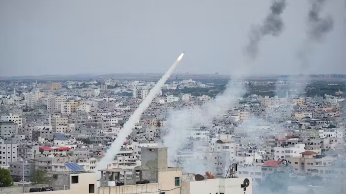 Milicianos palestinos lanzan cohetes desde la Franja de Gaza hacia Israel