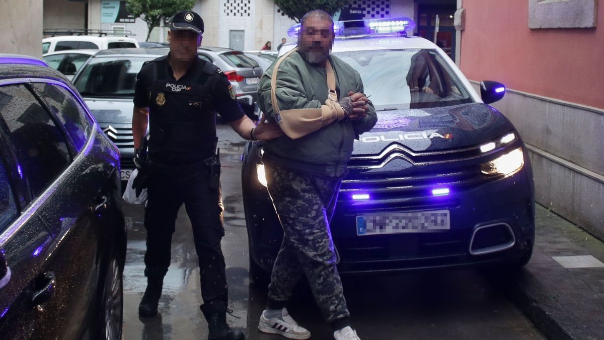 Un policía escolta en Lugo a uno de los detenidos por su pertenencia a Combat 18