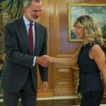 Yolanda Díaz saluda a Felipe VI a su llegada a Zarzuela para la primera jornada de la nueva ronda de consultas