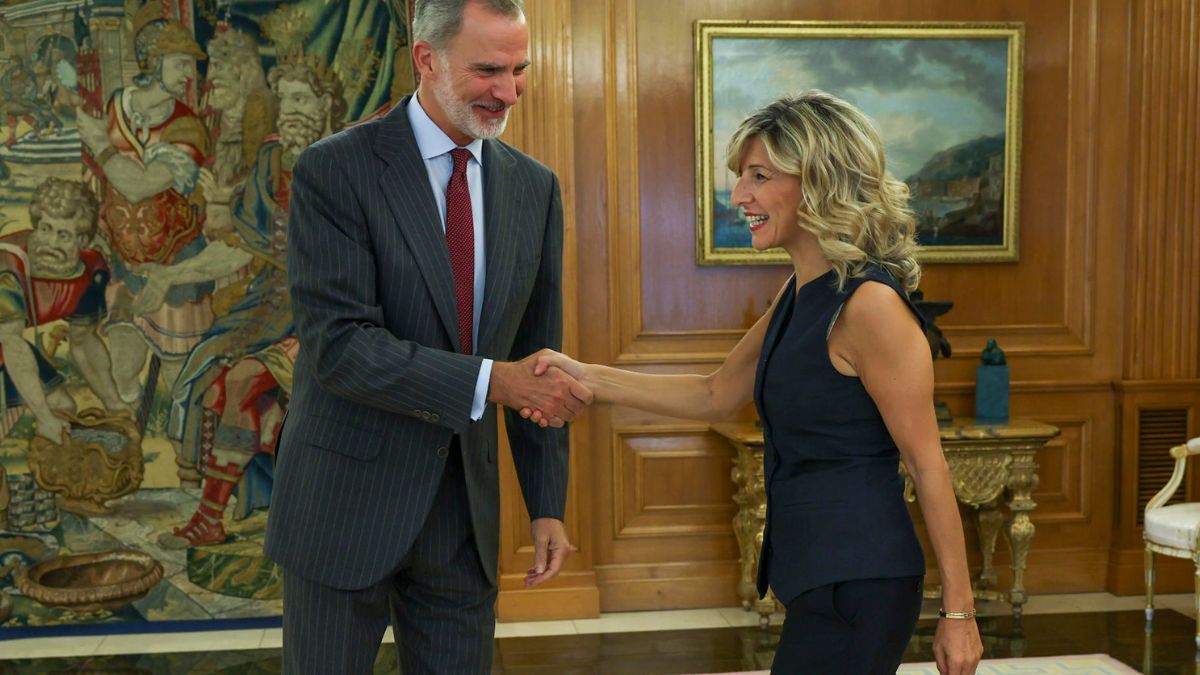 Yolanda Díaz saluda a Felipe VI a su llegada a Zarzuela para la primera jornada de la nueva ronda de consultas