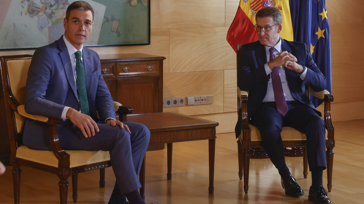 Pedro Sánchez (i) y Alberto Núñez Feijóo, en el Congreso.