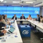La "semana laboral flexible", alternativa del PP a la reducción de la jornada de PSOE y Sumar