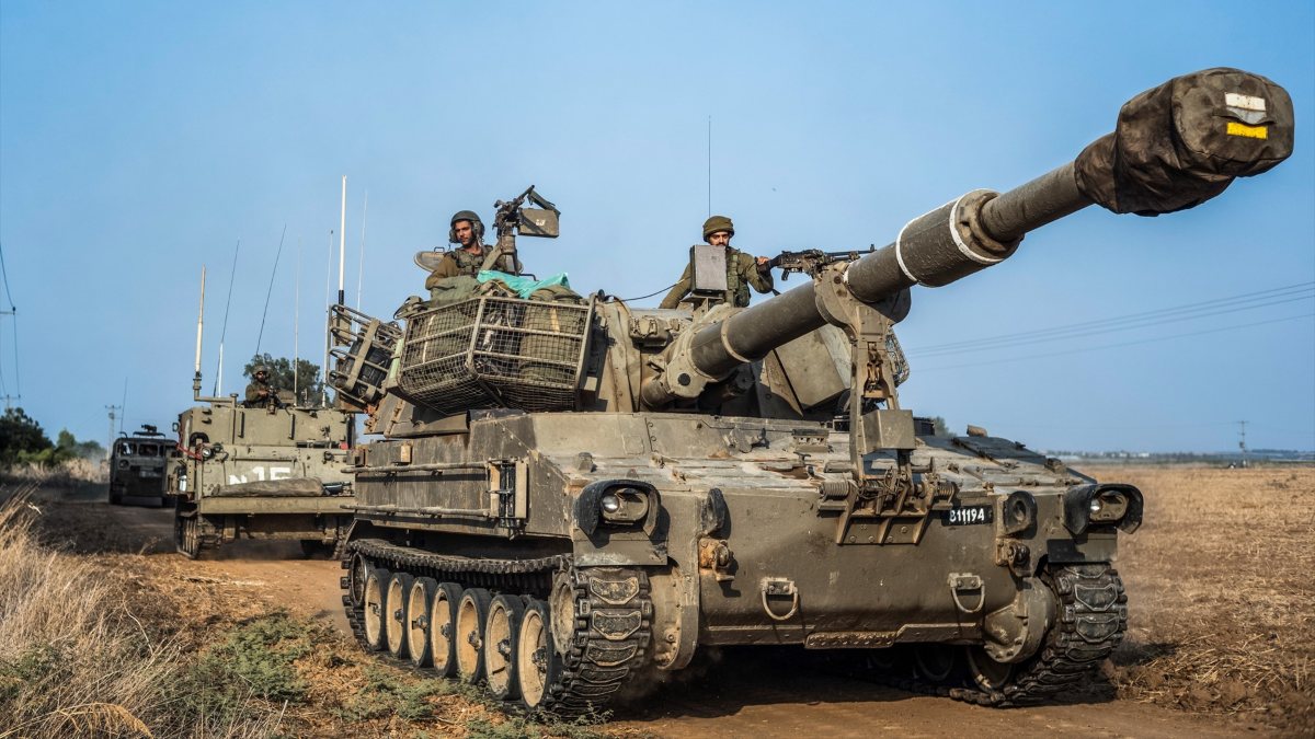 Vehículos militares israelíes tras el ataque de Hamás