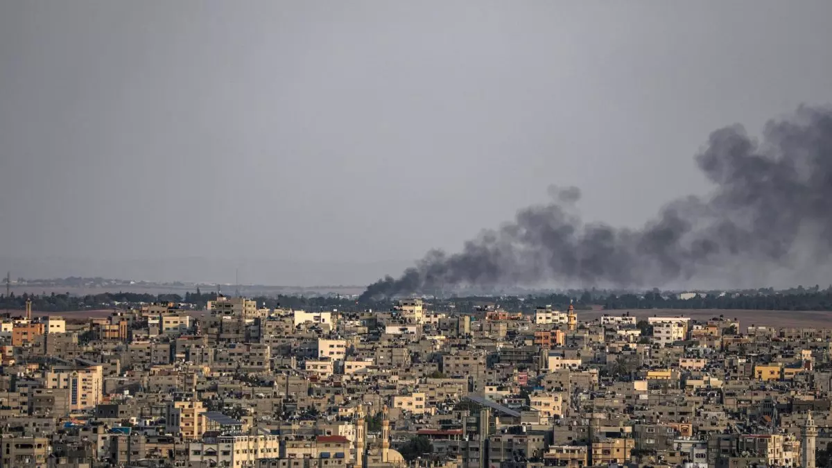 El humo se eleva en el lado israelí durante el intercambio de ataques entre el ejército israelí y terroristas de Hamás