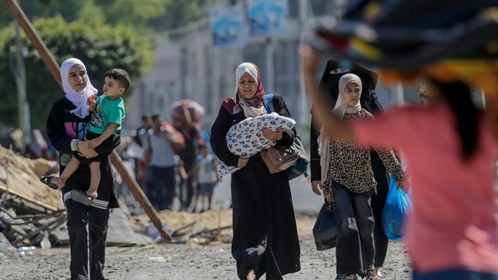 Un grupo de mujeres de Gaza abandonan la franja a raíz de los ataques de Israel