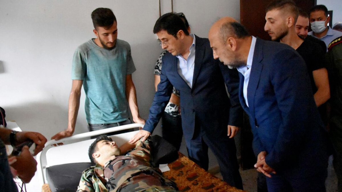 El ministro de Sanidad sirio visita a los heridos en un ataque contra una academia militar en Homs