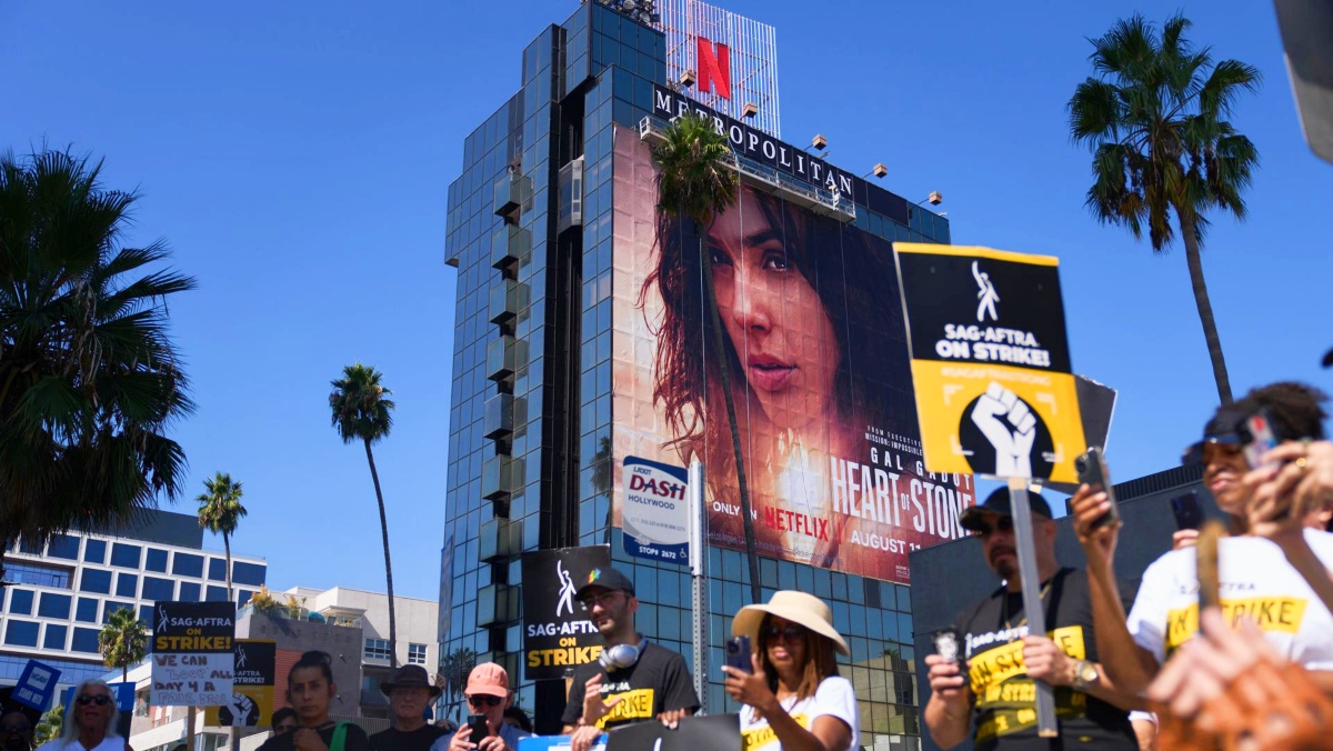 Las huelgas en Hollywood no merman los resultados de Netflix: crece y bate récord de suscriptores