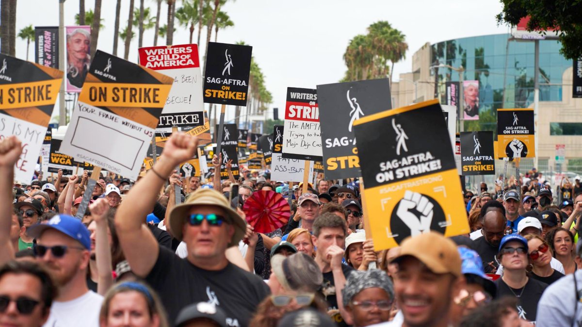 Los guionistas de Hollywood ponen fin a la huelga: ratifican el nuevo convenio para los próximos tres años