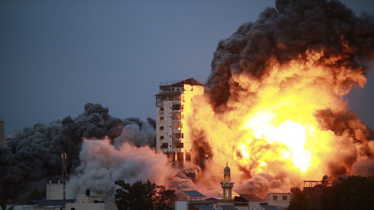 El humo y las llamas en una torre de gran altura en la ciudad de Gaza después del ataque de las fuerzas israelíes