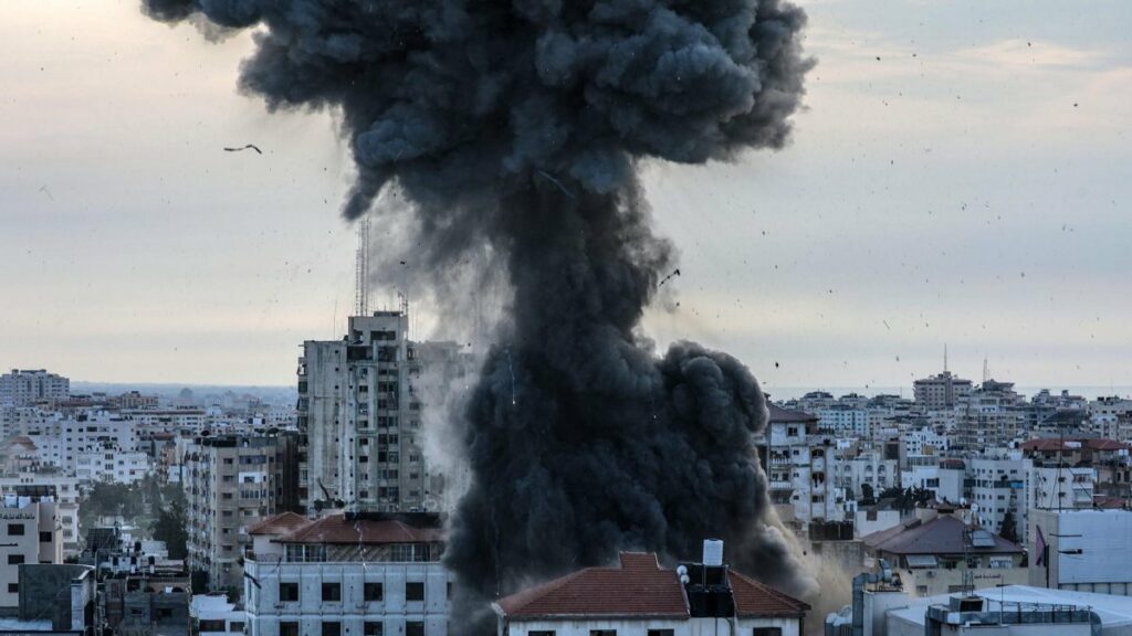 Edificio del Banco Nacional tras el ataque aéreo israelí en la ciudad de Gaza