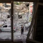 Los israelíes inspeccionan los escombros de un edificio en Tel Aviv el 8 de octubre de 2023, un día después de que fuera alcanzado por un cohete disparado desde la Franja de Gaza