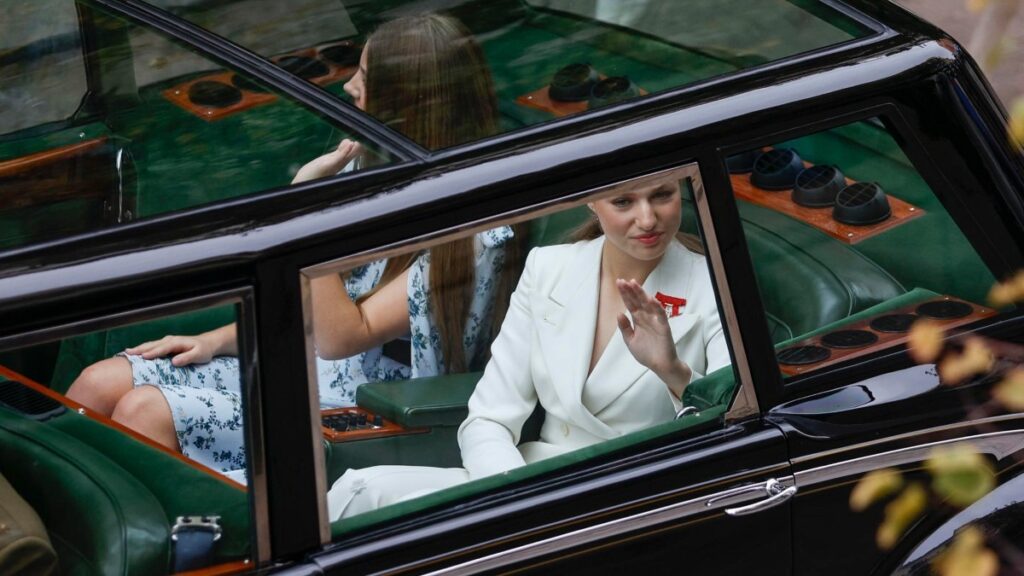 La princesa Leonor y la infanta Sofía a bordo del Rolls Royce Phamton IV