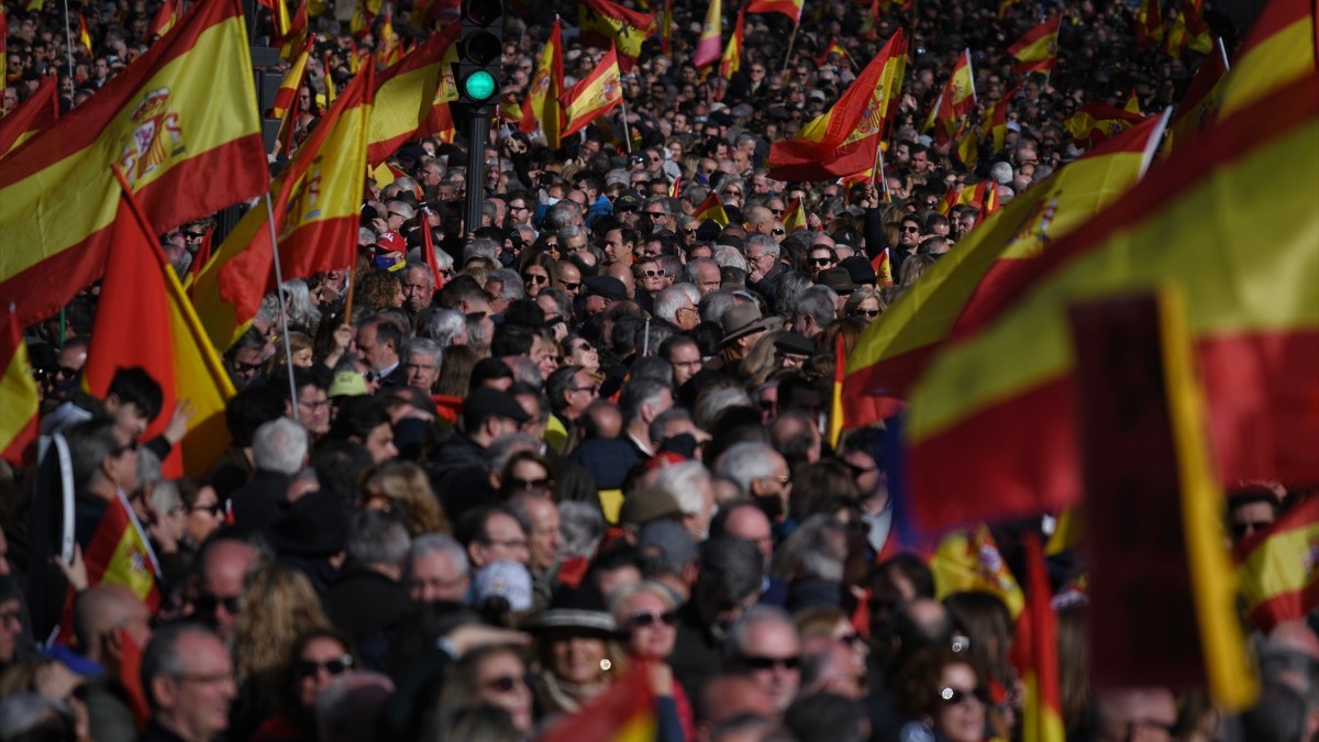 Miles de personas se manifiestan contra el Gobierno de Pedro Sánchez, en Cibeles, a 21 de enero de 2023, en Madrid (España)