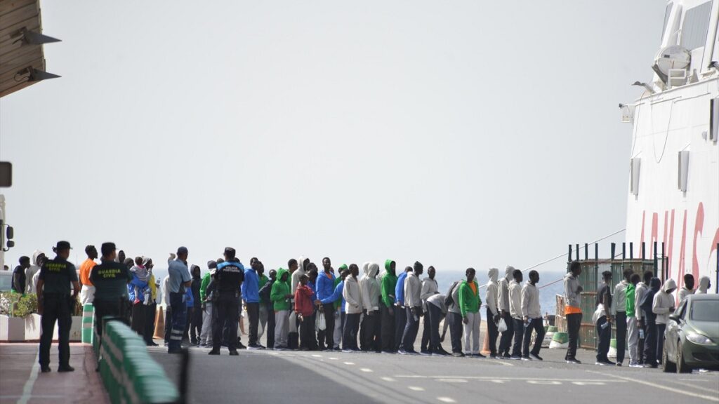 Inmigrantes hacen cola para subir al barco en el que serán trasladados a Tenerife, a 7 de octubre de 2023, en El Hierro, Islas Canarias