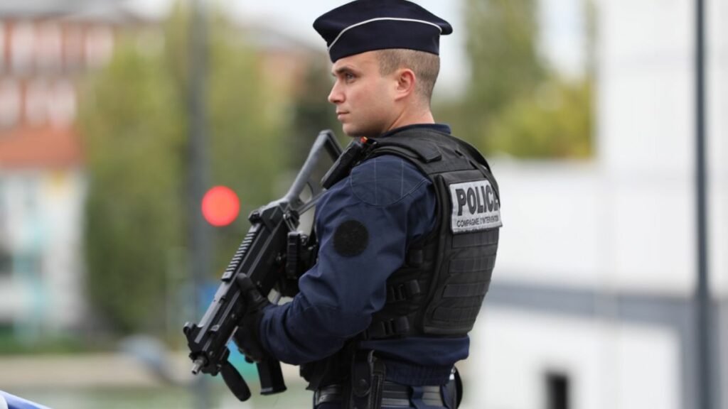 Un policía herido tras ser acuchillado por un hombre en los Campos Elíseos de París