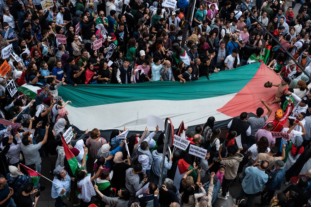 Vista general de varias personas en una manifestación en apoyo al pueblo palestino
