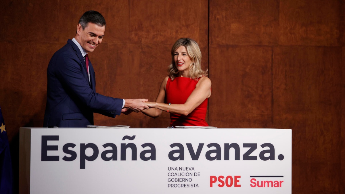 La líder de Sumar y ministra de Trabajo, Yolanda Díaz, y el presidente del Gobierno y líder del PSOE, Pedro Sánchez