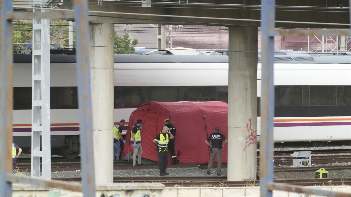 La Policía junto al cadáver de Álvaro Prieto localizado entre dos trenes cerca de la estación de Santa Justa