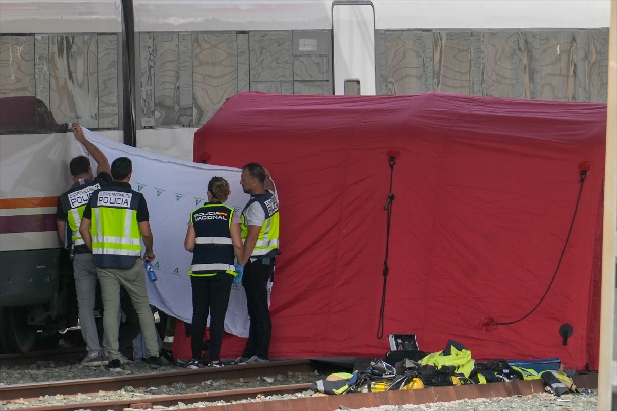 La policía, bomberos y la UME, despliegan el dispositivos para sacar el cadáver de Alvaro Prieto en la estación de Santa Justa