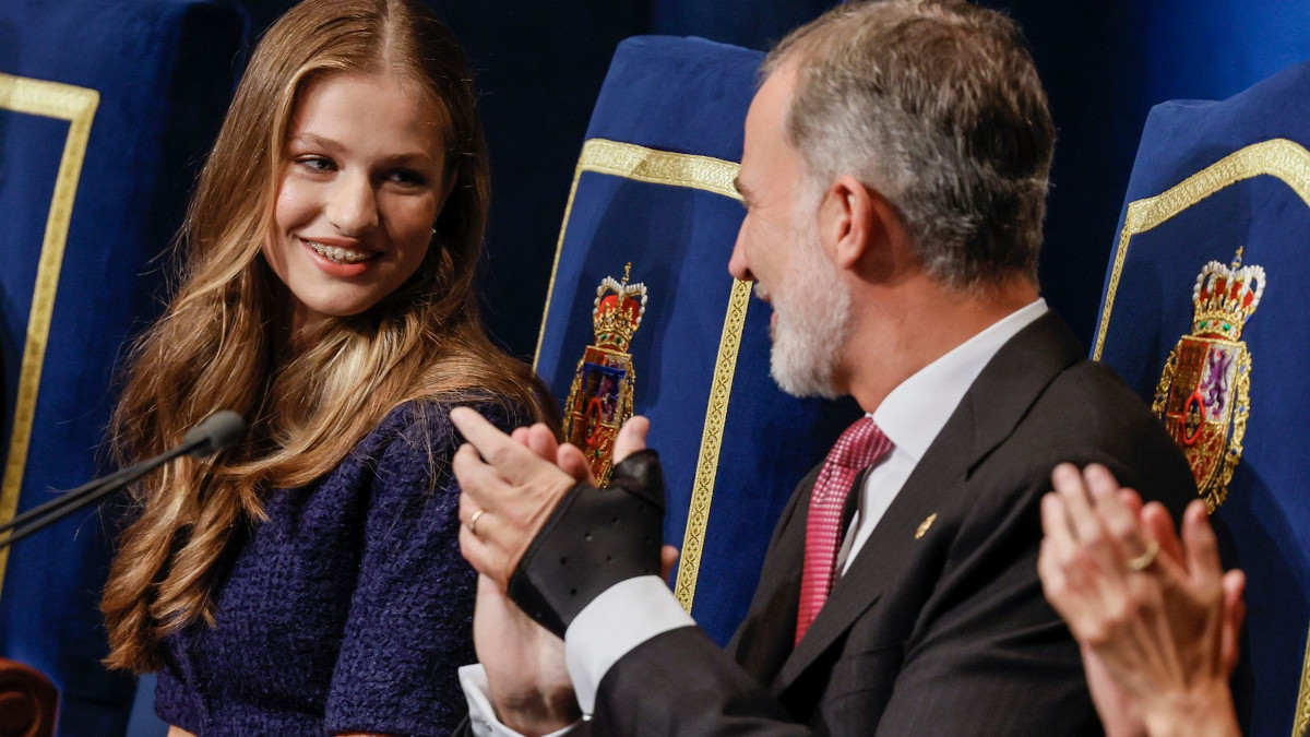 La princesa Leonor y el rey Felipe, durante la entrega de los Princesa de Asturias