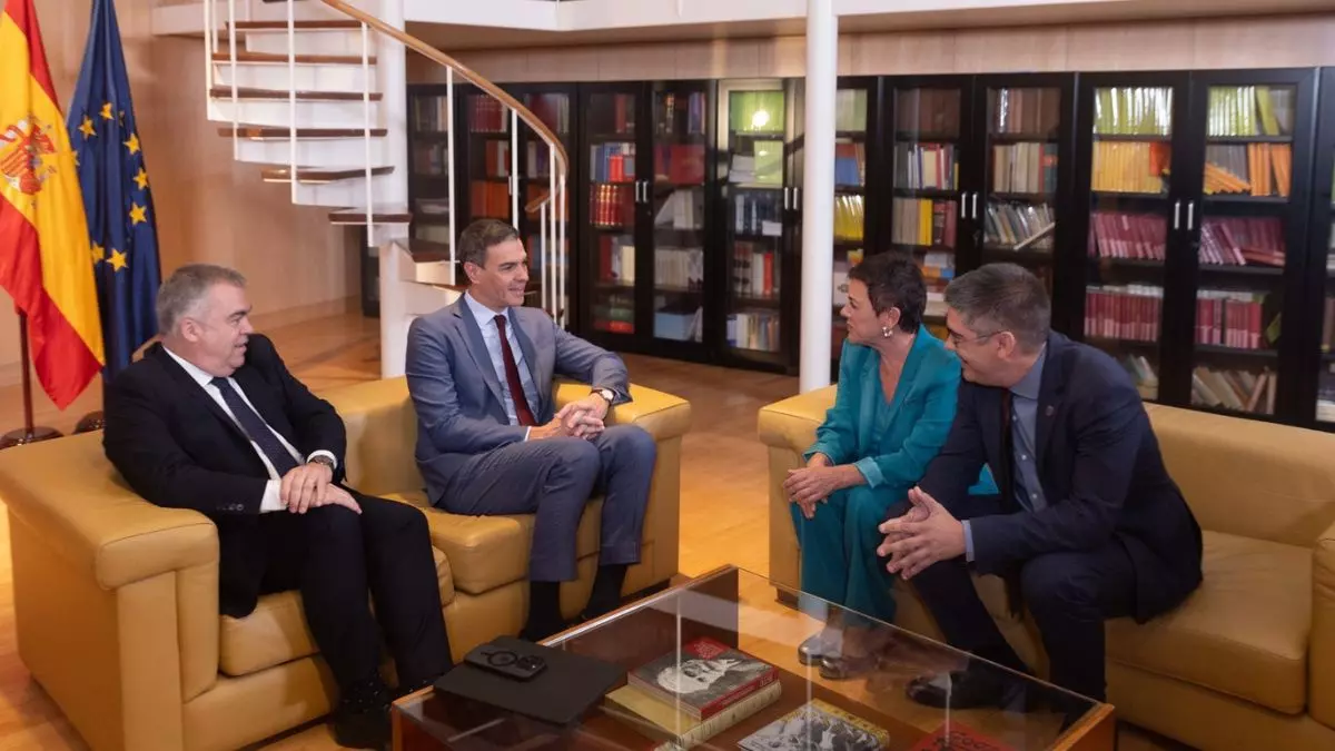 Pedro Sánchez en su reunión con Mertxe Aizpurua y otros miembros de EH Bildu
