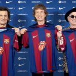 Los Rolling Stones con la camiseta del FC Barcelona, con el logo del grupo muscial