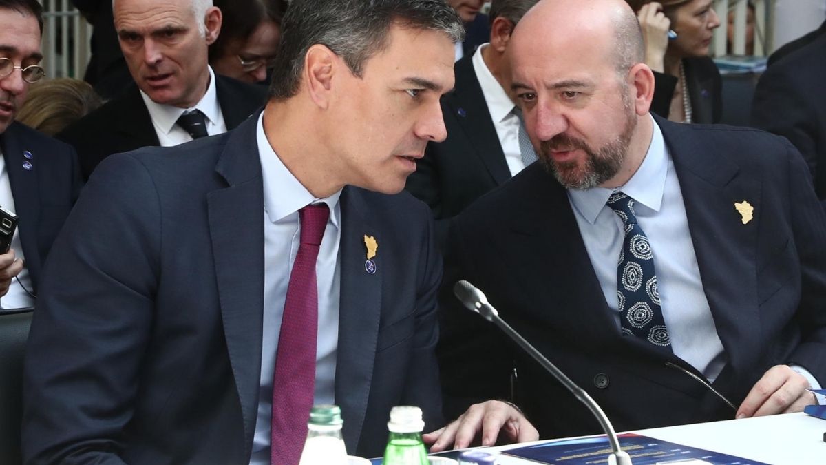 Pedro Sánchez junto a Charles Michel en la cumbre de líderes de Albania