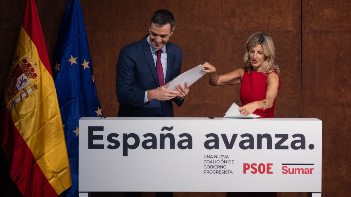 Pedro Sánchez y Yolanda Díaz firman el acuerdo de gobierno entre PSOE y Sumar