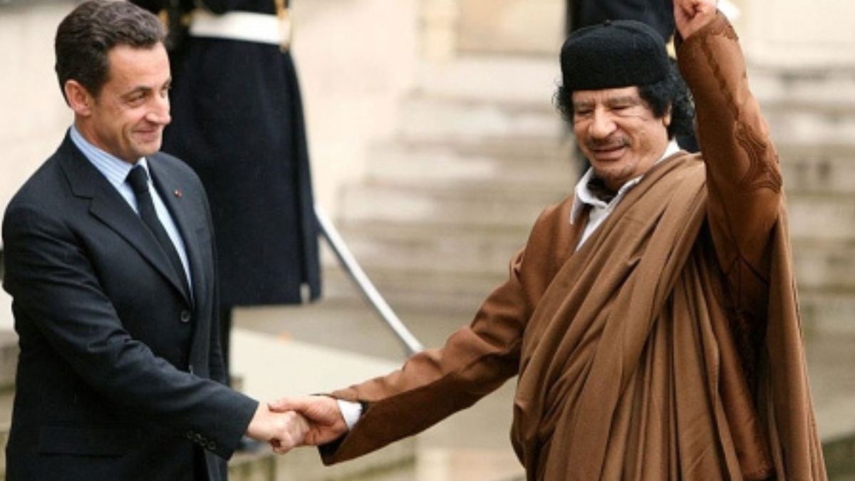 Nicolas Sarkozy junto a Muamar el Gadafi