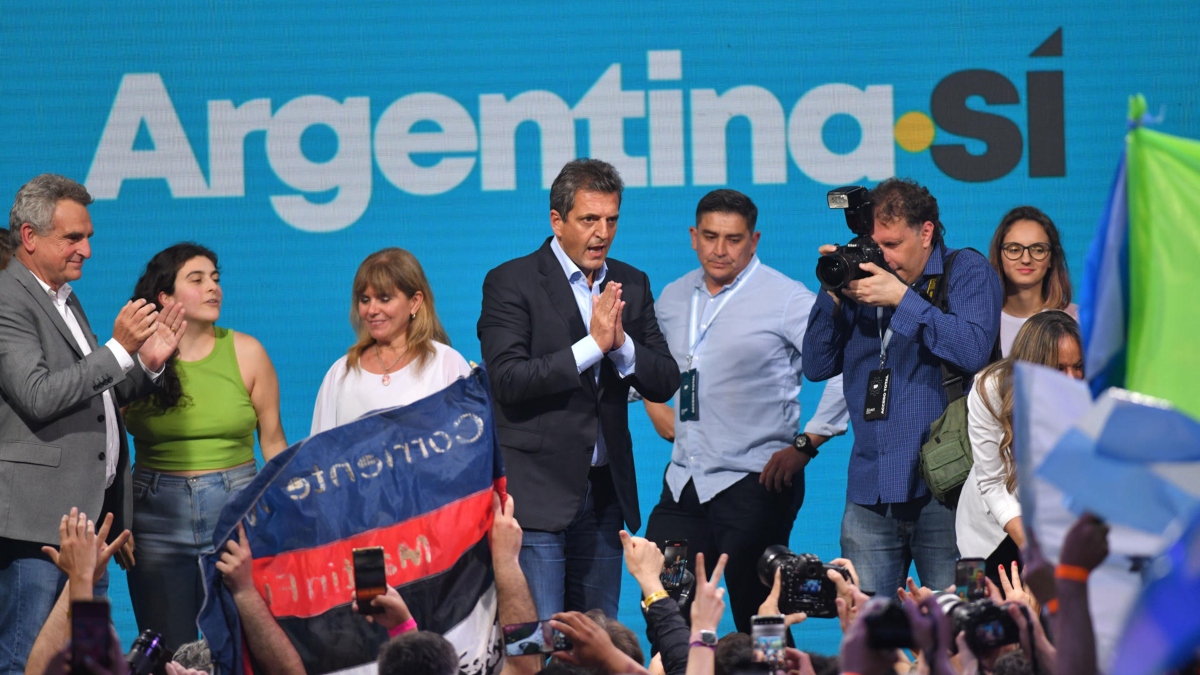 El candidato presidencial Sergio Massa habla tras conocerse los resultados de la primera vuelta de las elecciones argentinas