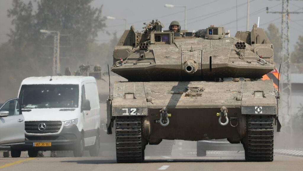 Tanques israelíes circulan por una carretera después del ataque de Hamás