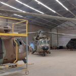 Hangar de la base Al Asad, en Irak, con helicópteros Cougar del Ejército español