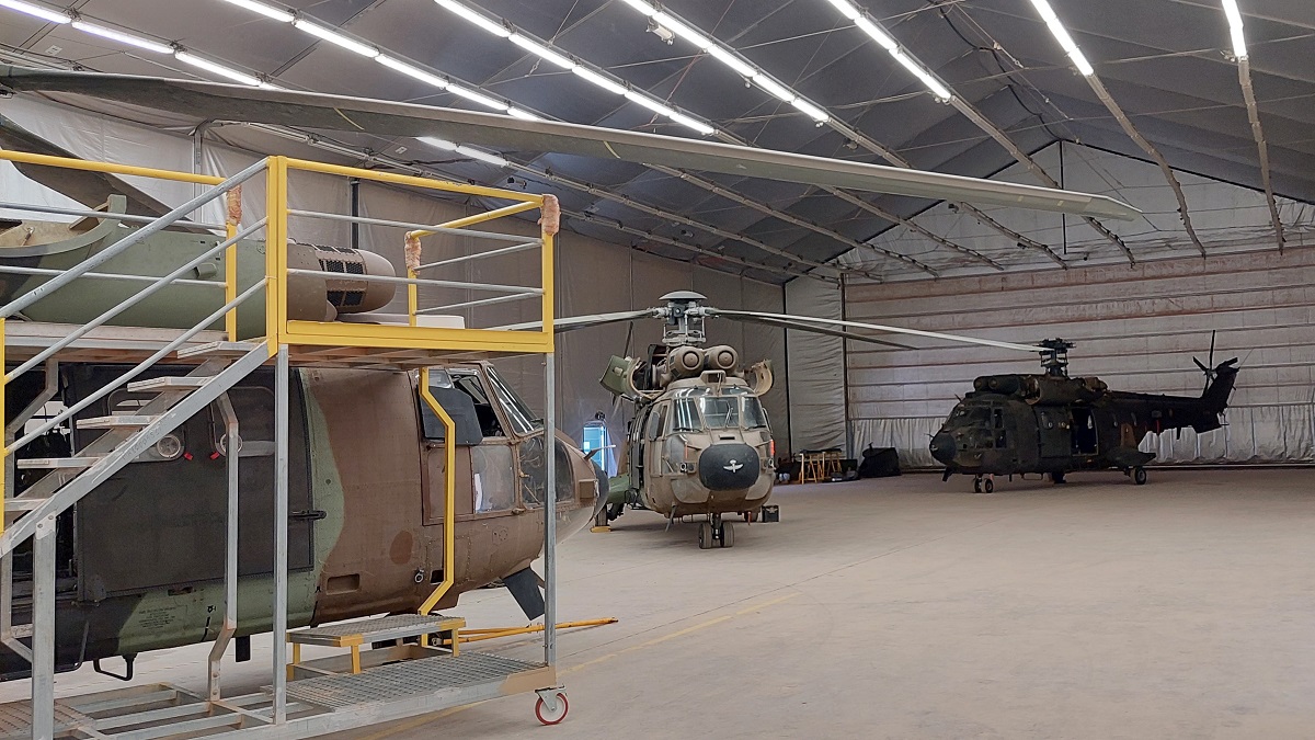 Hangar de la base Al Asad, en Irak, con helicópteros Cougar del Ejército español