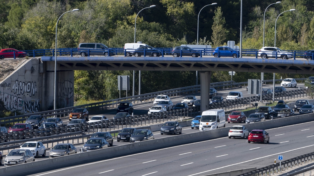 Muchos vehículos circulan por la autopista A-3 a la altura de Rivas-Vaciamadrid en la operación salida del Puente del Pilar de 2021