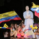 Simpatizantes de Daniel Noboa celebran el triunfo de su candidato durante las elecciones presidenciales de 2023 en Ecuador