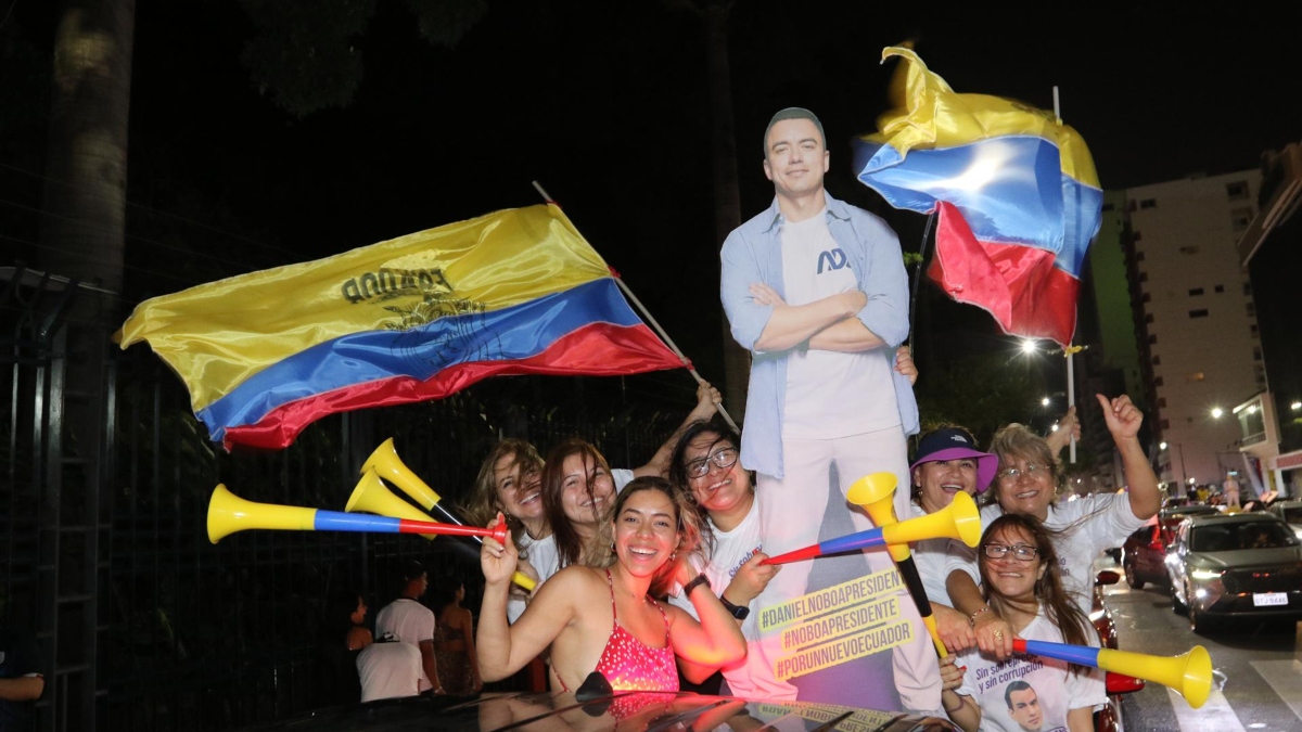 Simpatizantes de Daniel Noboa celebran el triunfo de su candidato durante las elecciones presidenciales de 2023 en Ecuador