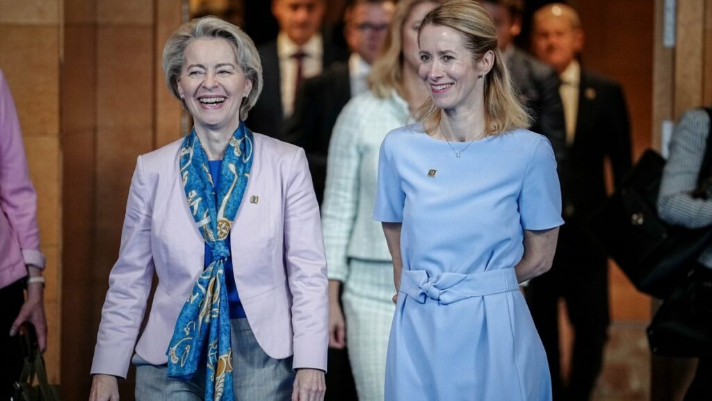 La presidenta de la Comisión Europea, Ursula von der Leyen, y la primera ministra de Estonia, Kaja Kallas, en la Cumbre de Granada