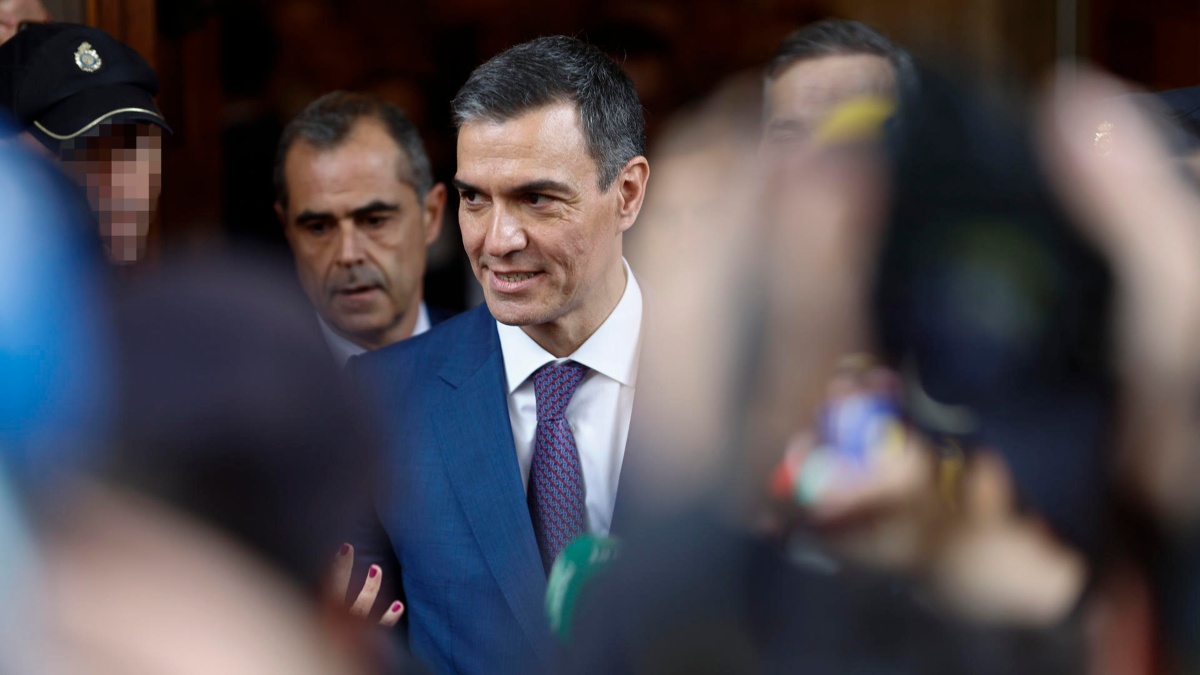 Pedro Sánchez a la salida del Congreso tras su investidura