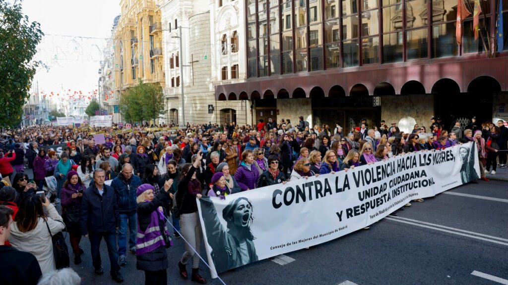 Miles de personas se manifiestan en Madrid contra la violencia machista por el 25N: 