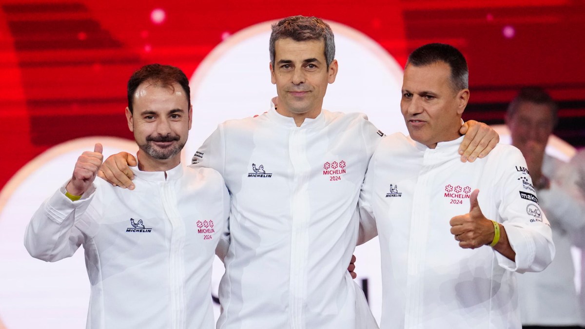 Los cocineros Eduard Xatruch, Mateu Casañas y Oriol Castro, del restaurante Disfrutar, tras recibir 3 estrellas Michelín