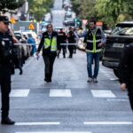 Agentes de Policía Nacional y Municipal en la zona donde se ha disparado al exlíder del Partido Popular de Cataluña y cofundador de Vox, Alejo Vidal-Quadras