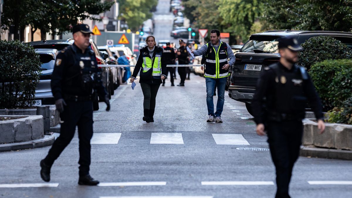Agentes de Policía Nacional y Municipal en la zona donde se ha disparado al exlíder del Partido Popular de Cataluña y cofundador de Vox, Alejo Vidal-Quadras