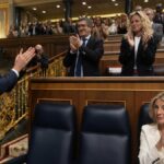 Pedro Sánchez aplaude en el Congreso de los Diputados