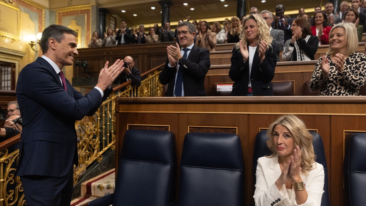 Pedro Sánchez aplaude en el Congreso de los Diputados